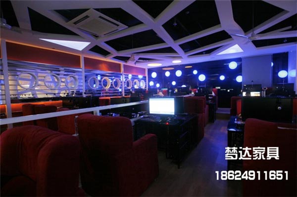 網(wǎng)吧夜間經(jīng)營場景圖