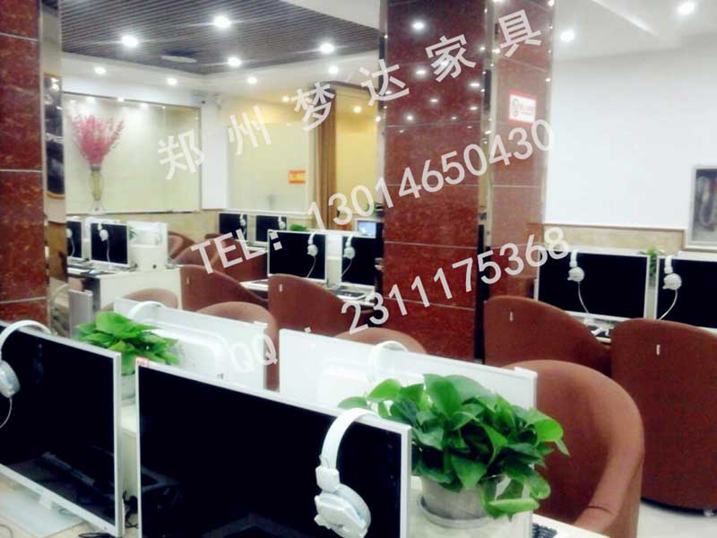 東來(lái)網(wǎng)吧桌椅裝修效果圖