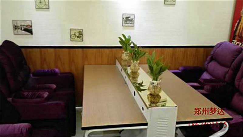 自由空間網(wǎng)吧桌椅裝修效果圖