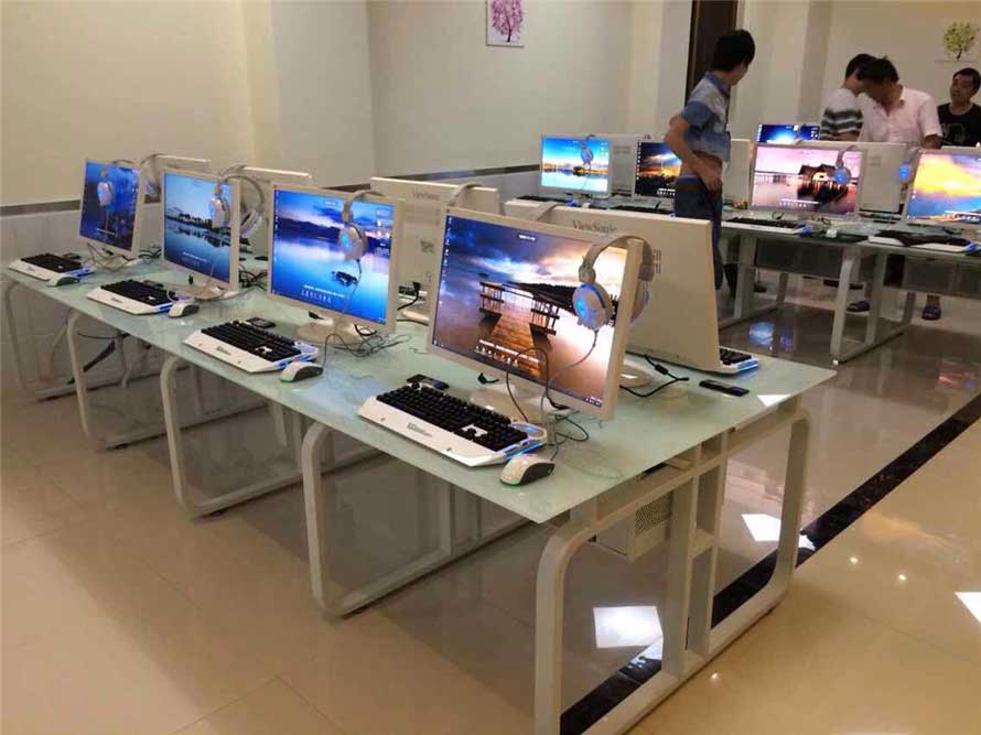 夢達鋼化玻璃網(wǎng)吧桌裝修效果圖