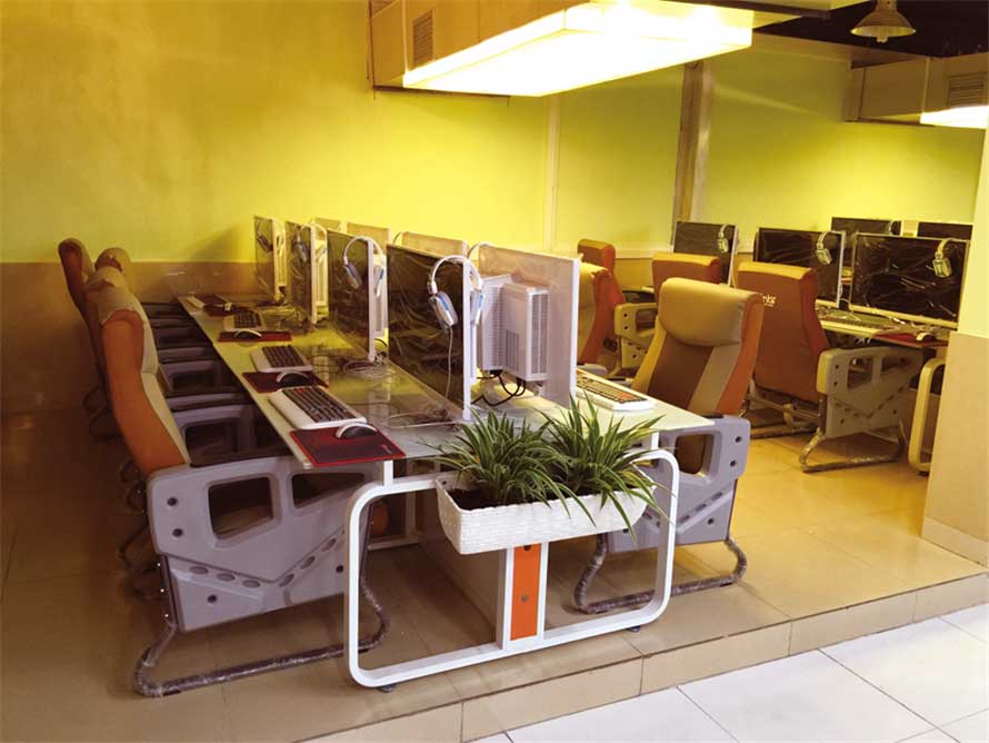 夢達鋼化玻璃網(wǎng)吧桌裝修效果圖