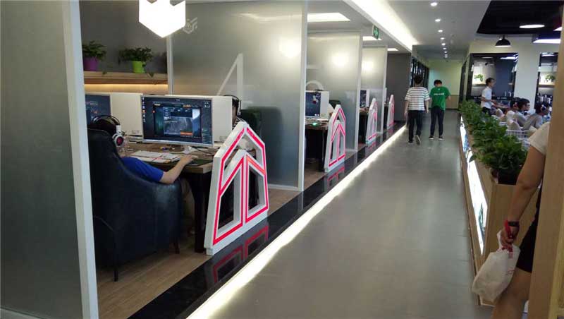 翼博電競(jìng)館網(wǎng)吧桌椅裝修效果圖