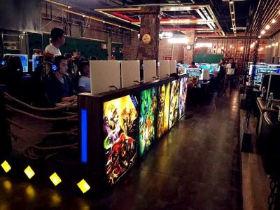 艾特網(wǎng)咖批量定做網(wǎng)吧桌椅沙發(fā)