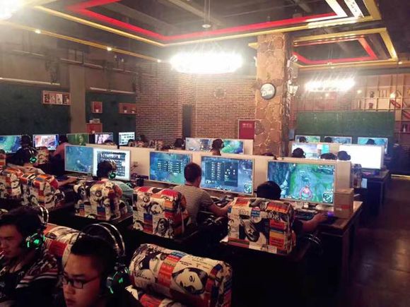 艾特網(wǎng)咖桌椅沙發(fā)裝修效果圖