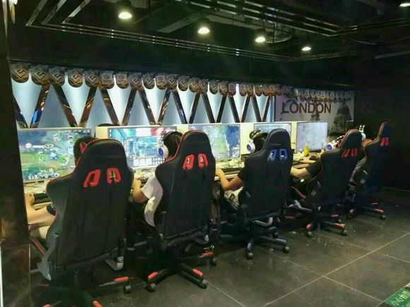 奇遇網(wǎng)咖桌椅沙發(fā)裝修效果圖