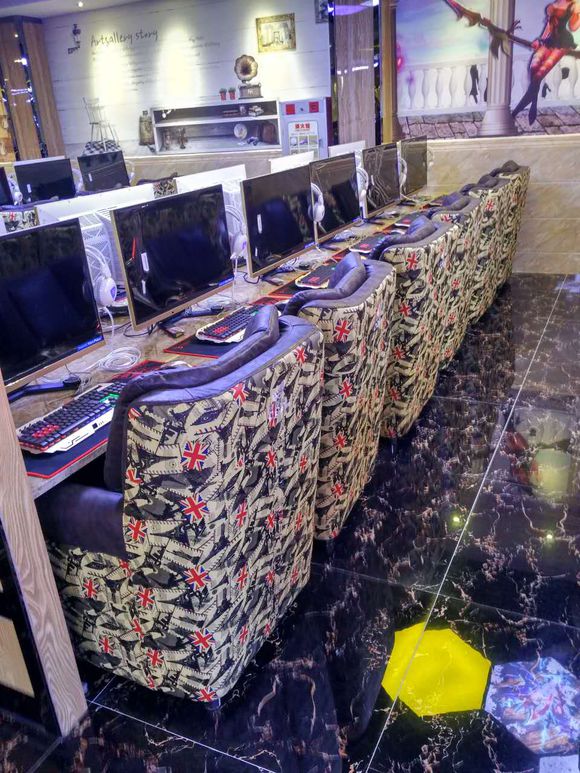 奇遇網(wǎng)咖桌椅沙發(fā)裝修效果圖