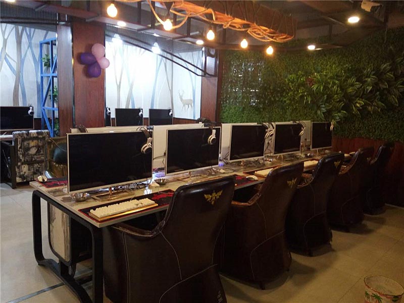 花兒網(wǎng)吧桌椅沙發(fā)裝修效果圖