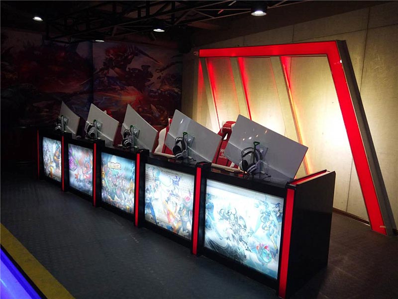 花兒網(wǎng)吧桌椅沙發(fā)裝修效果圖