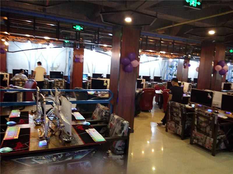 花兒網(wǎng)吧桌椅沙發(fā)裝修效果圖