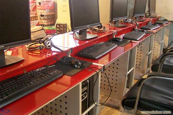 不銹鋼網(wǎng)吧桌裝修效果圖