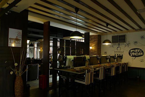 網(wǎng)吧桌椅裝修實(shí)景圖