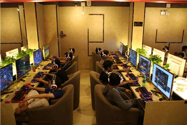 網(wǎng)吧桌椅裝修實(shí)景圖