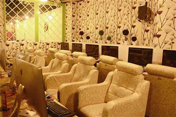 網(wǎng)吧桌椅效果圖