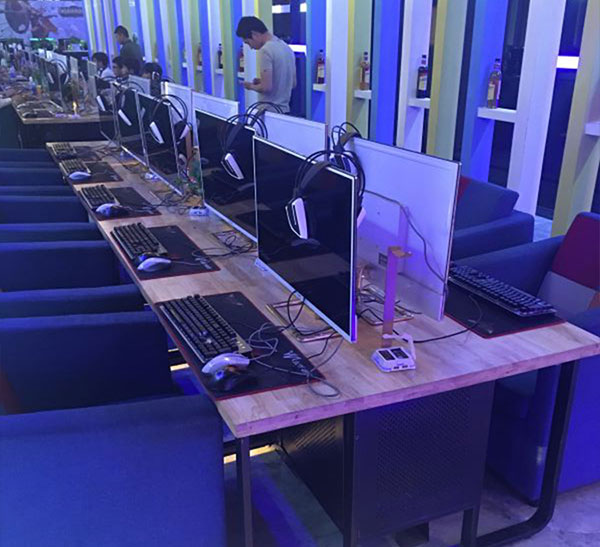 網(wǎng)咖電腦桌的式樣圖片